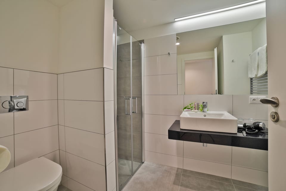 Superior Double Room | Bathroom | Free toiletries, hair dryer, towels