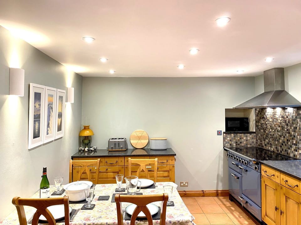 Slater Bob's Mountain Cottage kitchen with dining table
