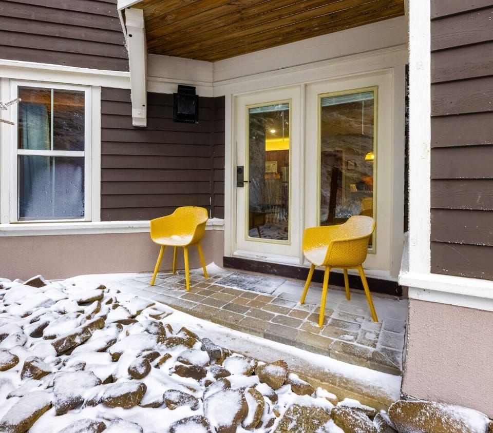Relaxing Patio with Scenic Views in Allegheny, Perfect for Outdoor Living.