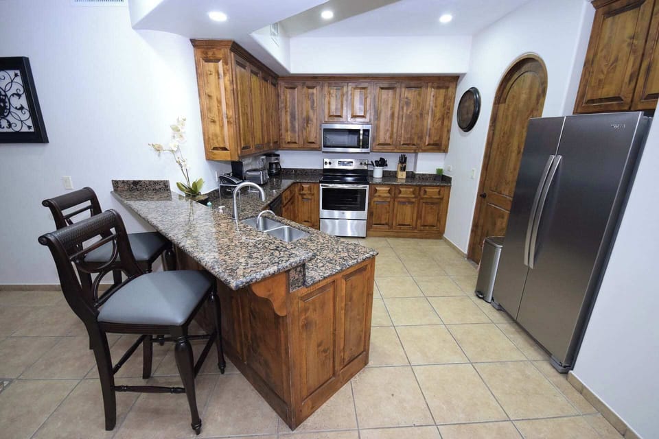 Kitchen with bartop
