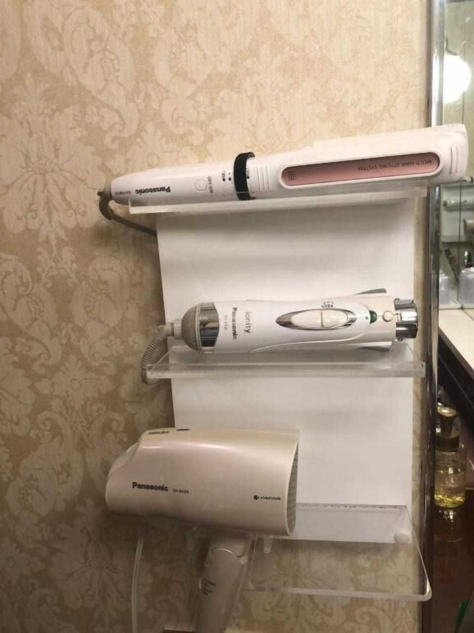 Separate tub and shower, free toiletries, hair dryer, bidet