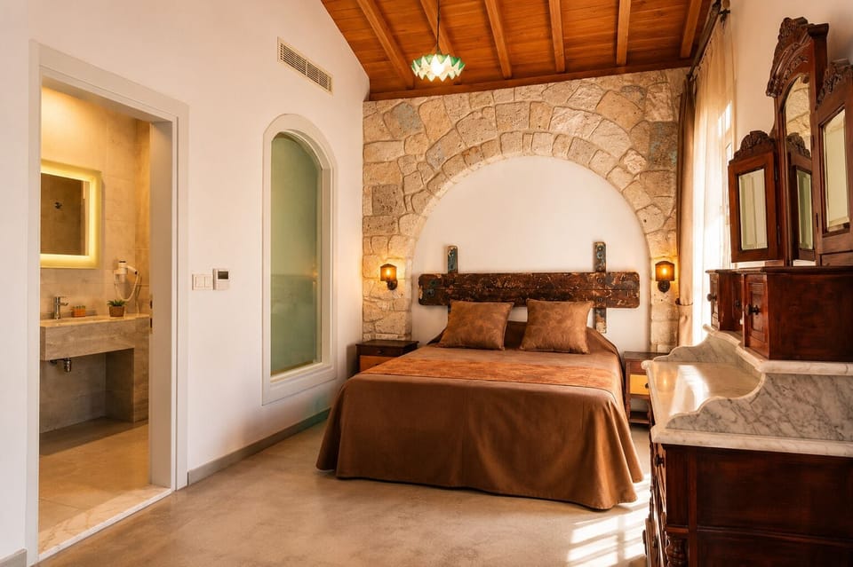 Classic Double Room | Premium bedding, minibar (some free items), in-room safe, desk