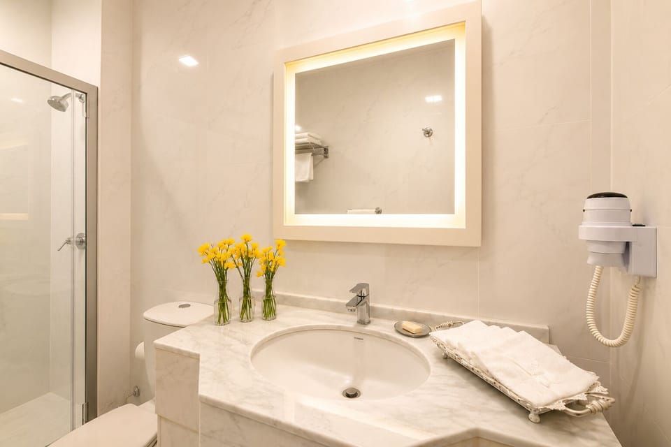 Classic Double Room | Bathroom | Free toiletries, hair dryer, slippers, towels