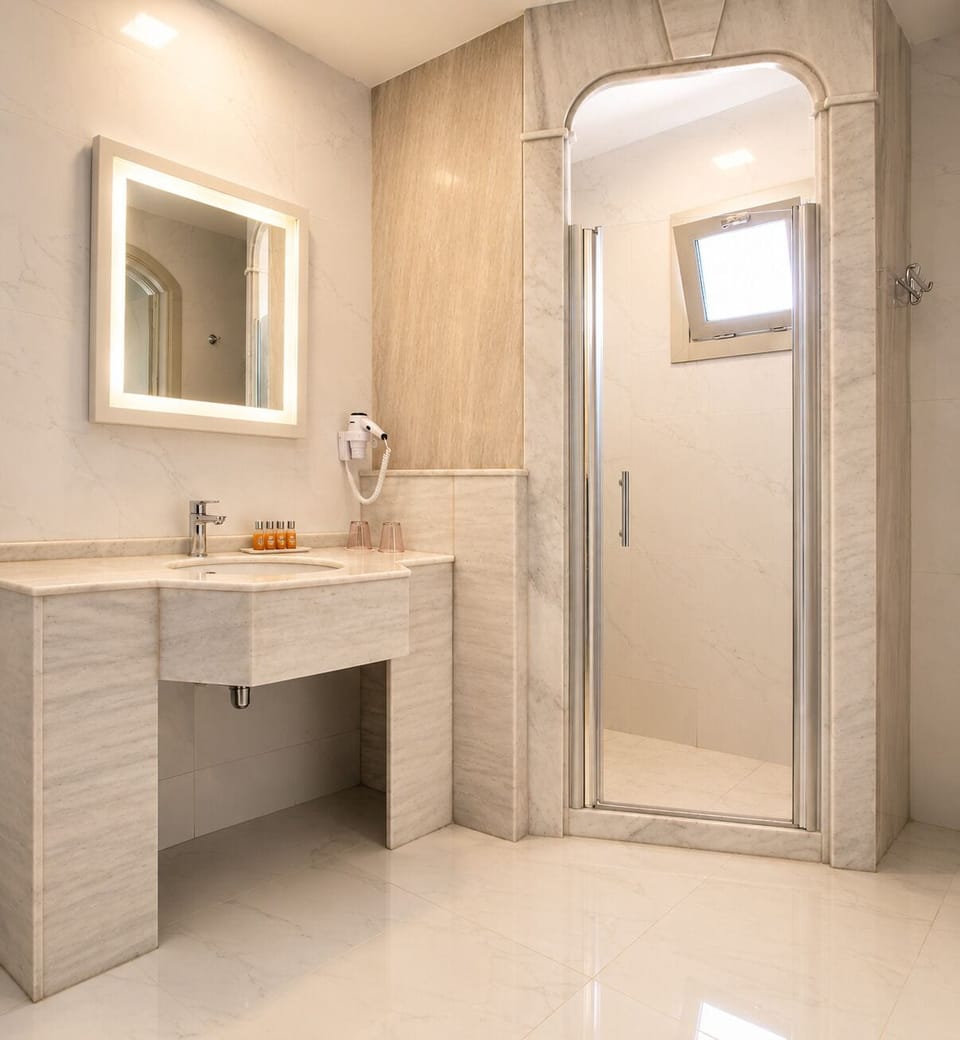 Junior Suite | Bathroom | Free toiletries, hair dryer, slippers, towels