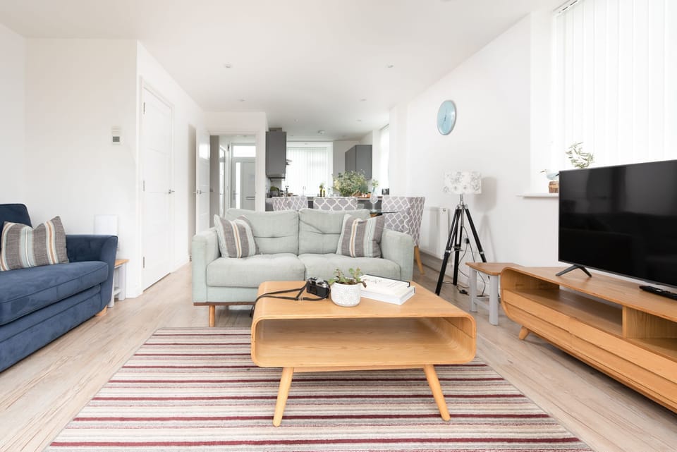 Living room with two sofas, Smart TV & free WiFi - Kingsley House