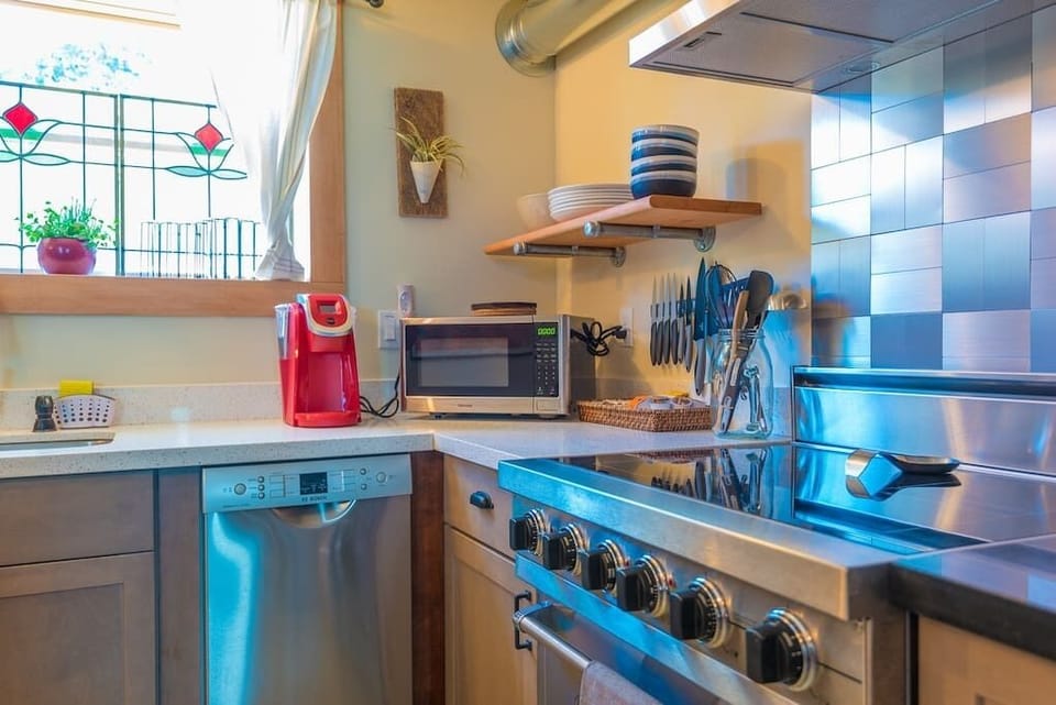 Dishwasher and all the modern appliances you need
