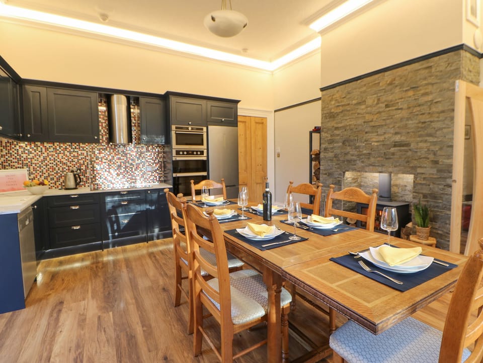 Cottage | Private kitchen | Fridge, dishwasher, cookware/dishes/utensils