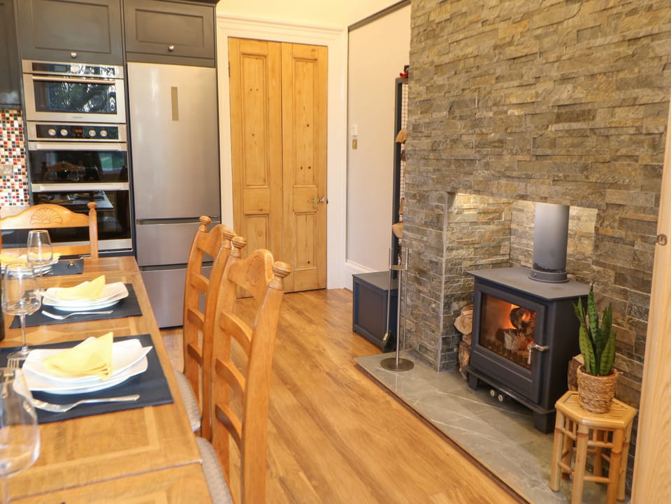 Cottage | Private kitchen | Fridge, dishwasher, cookware/dishes/utensils
