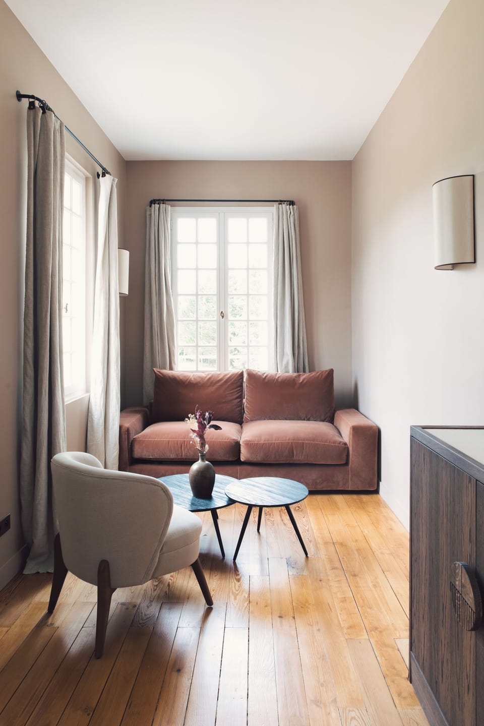 Family Suite | Living area | 119-cm TV with digital channels