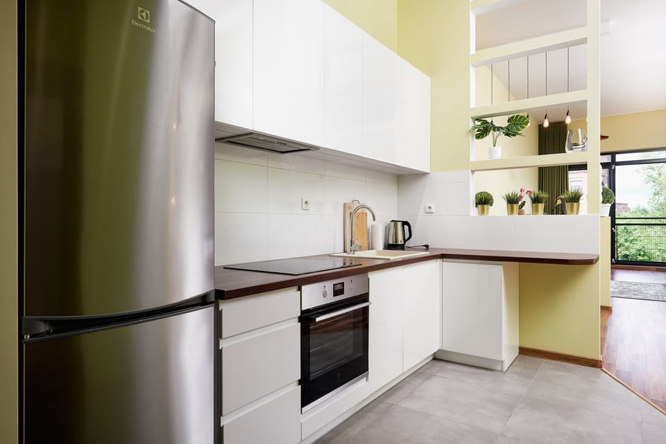 Deluxe Room | Private kitchen | Fridge, microwave, oven, stovetop