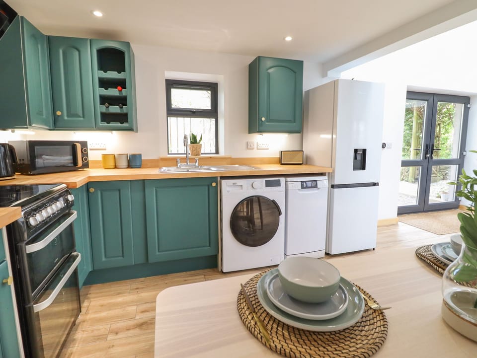 Cottage | Private kitchen | Fridge, microwave, dishwasher, electric kettle