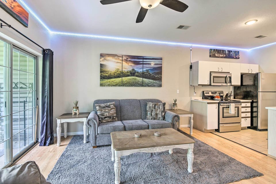 Living Room | Sleeper Sofa | Smart TV w/ Hulu Live TV | Free WiFi