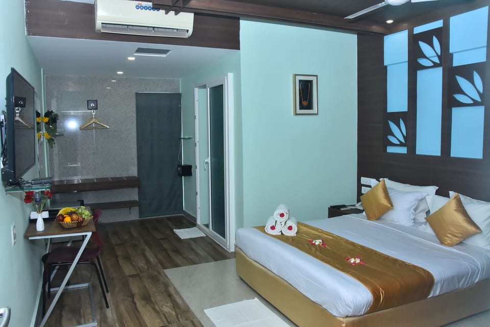 Premium Room | Desk, laptop workspace, blackout drapes, soundproofing