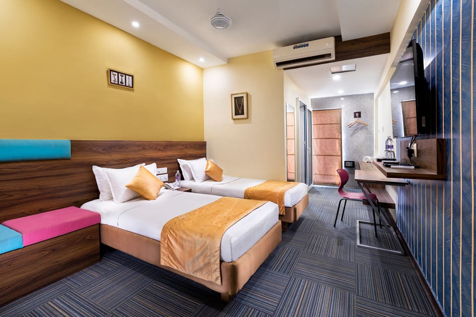 Superior Room | Desk, laptop workspace, blackout drapes, soundproofing
