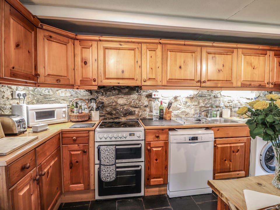 Cottage | Private kitchen | Fridge, microwave, dishwasher, electric kettle