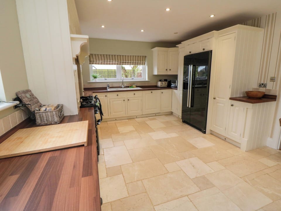 Cottage | Private kitchen | Fridge, microwave, dishwasher, electric kettle