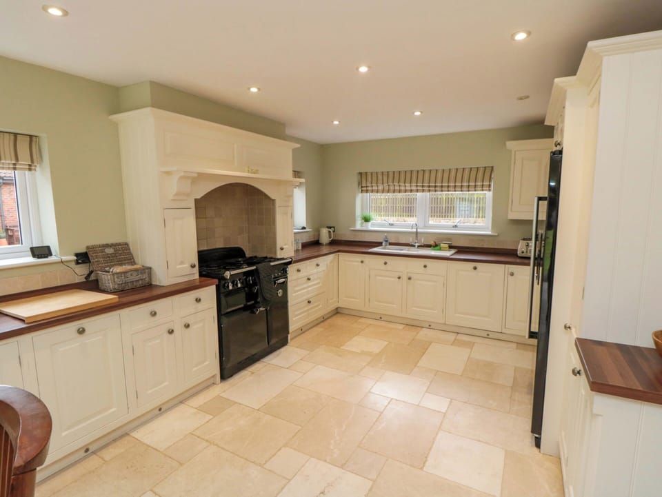 Cottage | Private kitchen | Fridge, microwave, dishwasher, electric kettle