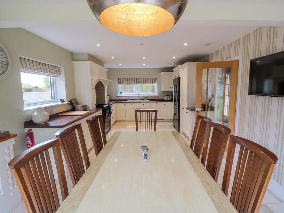 Cottage | Dining