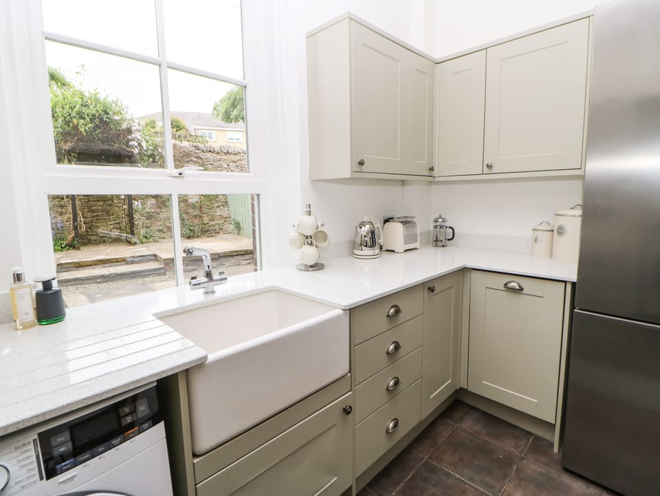 Cottage | Private kitchen | Fridge, electric kettle, toaster, cookware/dishes/utensils