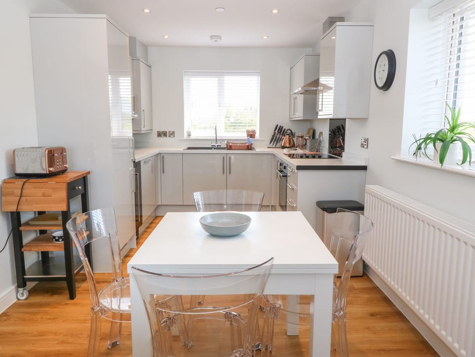 Cottage | Private kitchen | Fridge, dishwasher, electric kettle, toaster