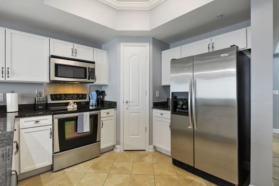 Full kitchen.