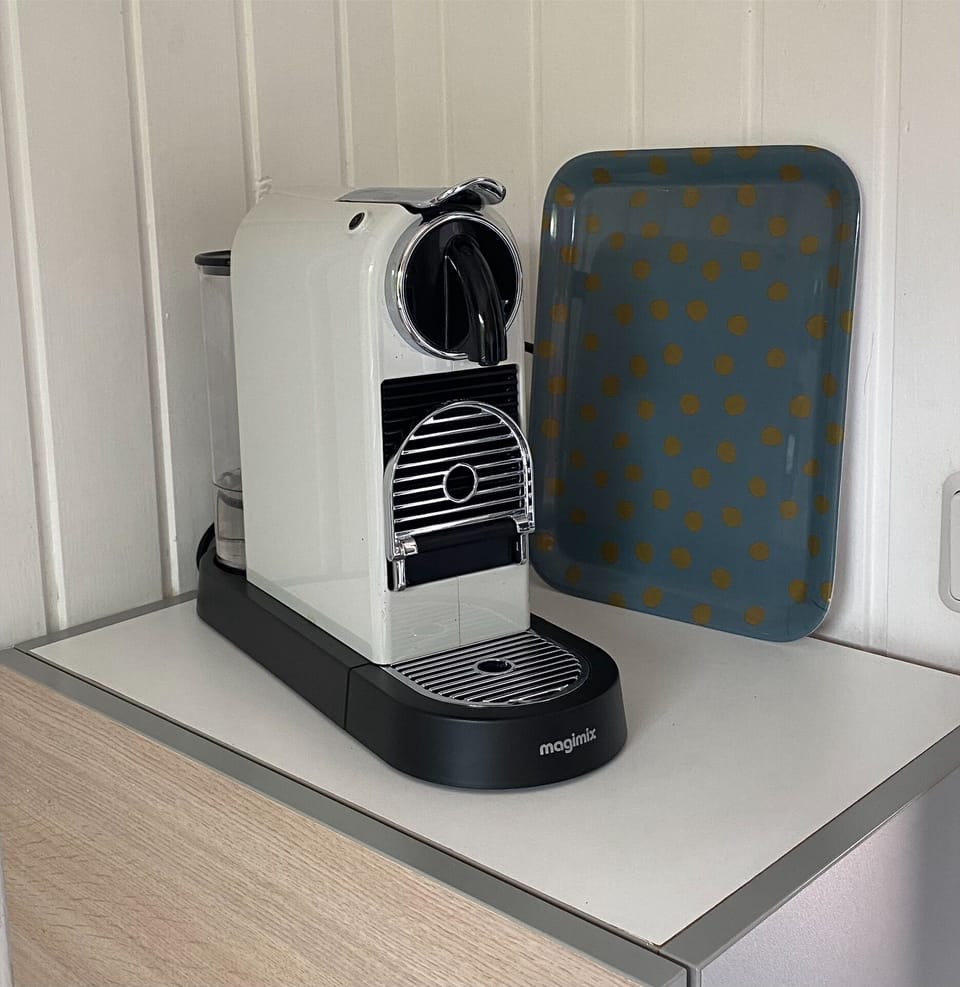 Koffiemachine met koffiecups (nespresso-cups).