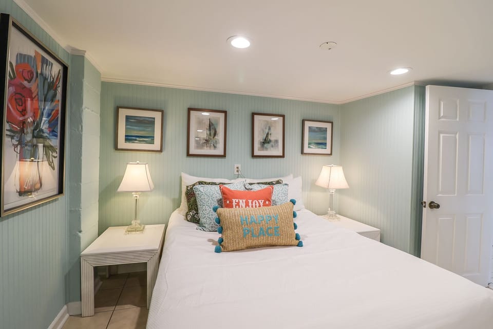 Queen Bed off Kitchen Area