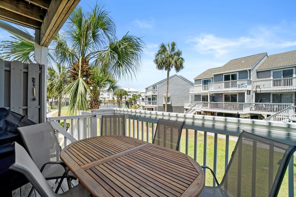 Outdoor seating for dining off living room