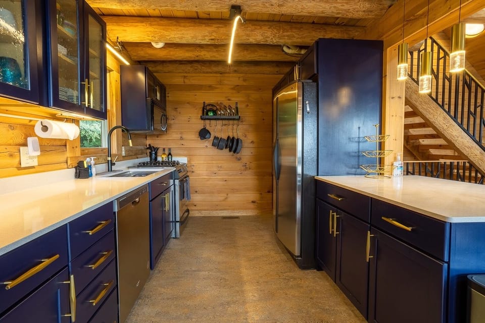 Fully Equipped Kitchen w/ Gas Range