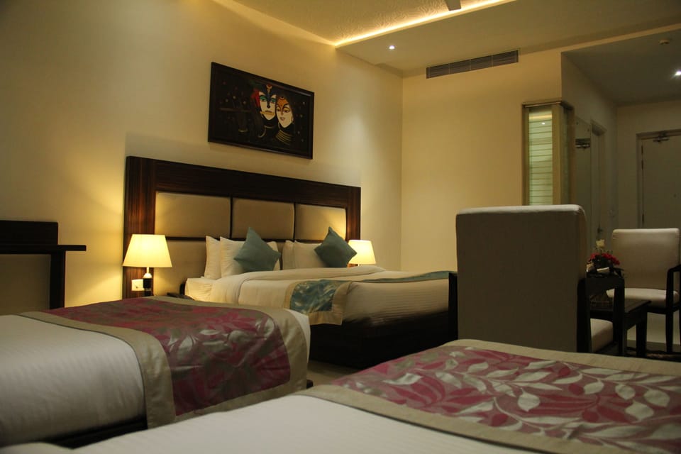 Minibar, in-room safe