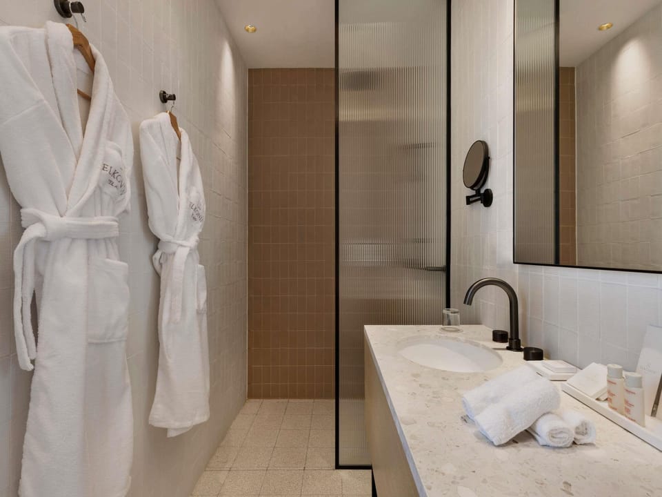 Suite, 1 King Bed (Menachem) | Free minibar, in-room safe, blackout drapes, soundproofing