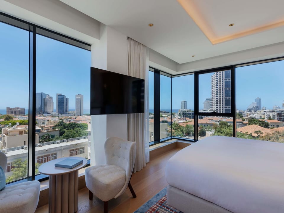 Executive Room, 1 King Bed, Sea View | Free minibar, in-room safe, blackout drapes, soundproofing