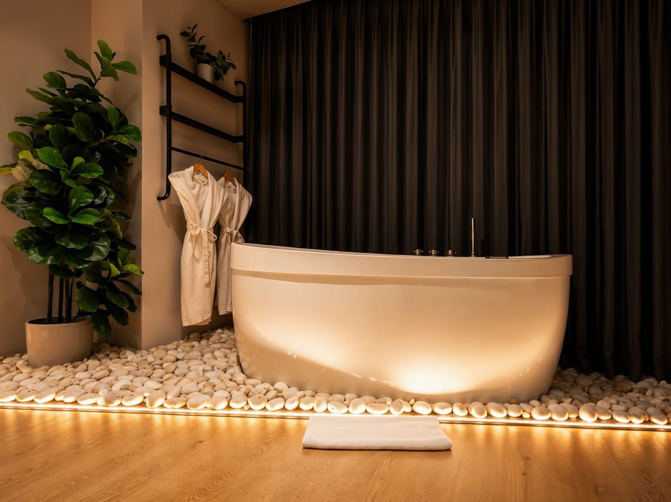 Royal Room | Bathroom | Shower, rainfall showerhead, hair dryer, towels