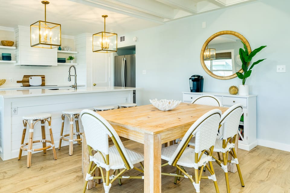 Comfortably sit up to 6 at the dining table