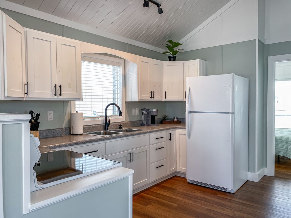 Full fridge, stove and equipped for your convenience