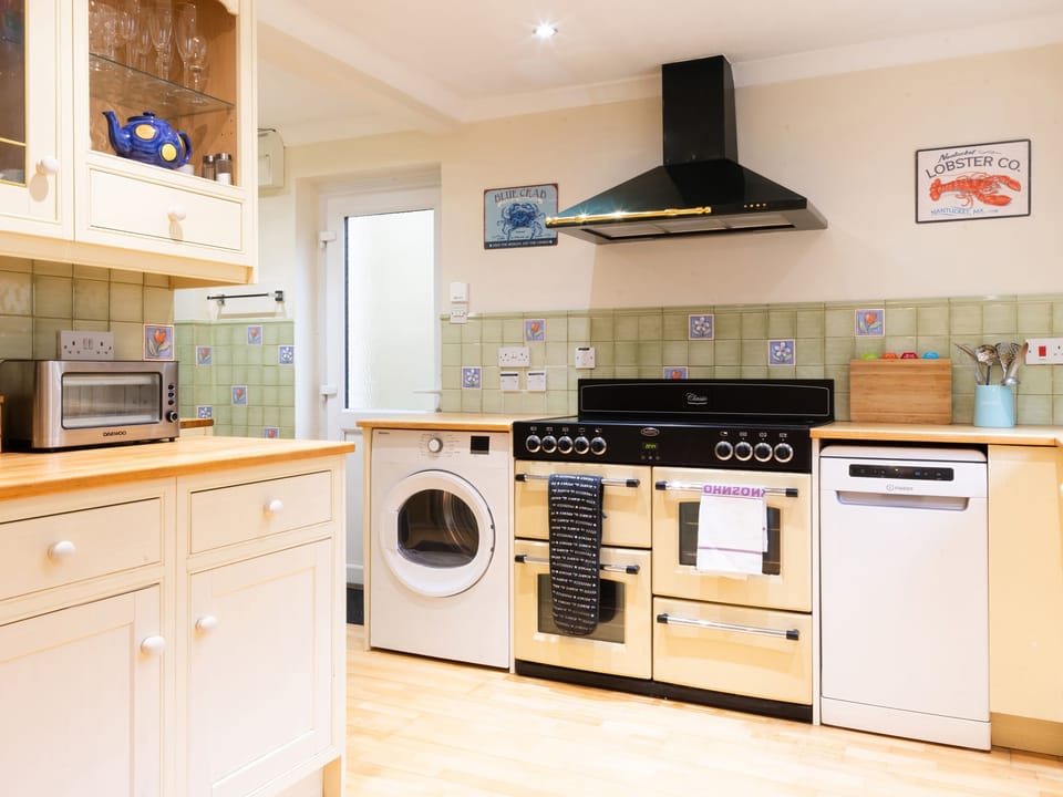 Cottage | Private kitchen | Fridge, microwave, dishwasher, electric kettle