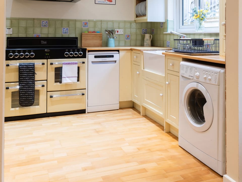 Cottage | Private kitchen | Fridge, microwave, dishwasher, electric kettle