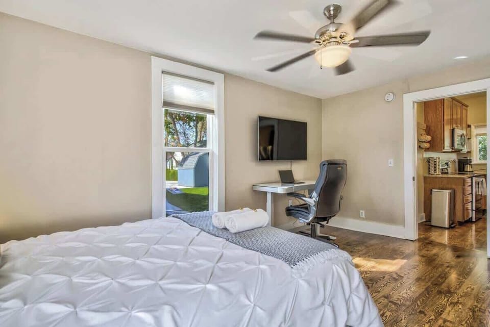 Fresh Linens, Cozy Pillows, and a Smart TV. Plus, a Convenient Desk Space for All Your Needs. Your Perfect Getaway Awaits