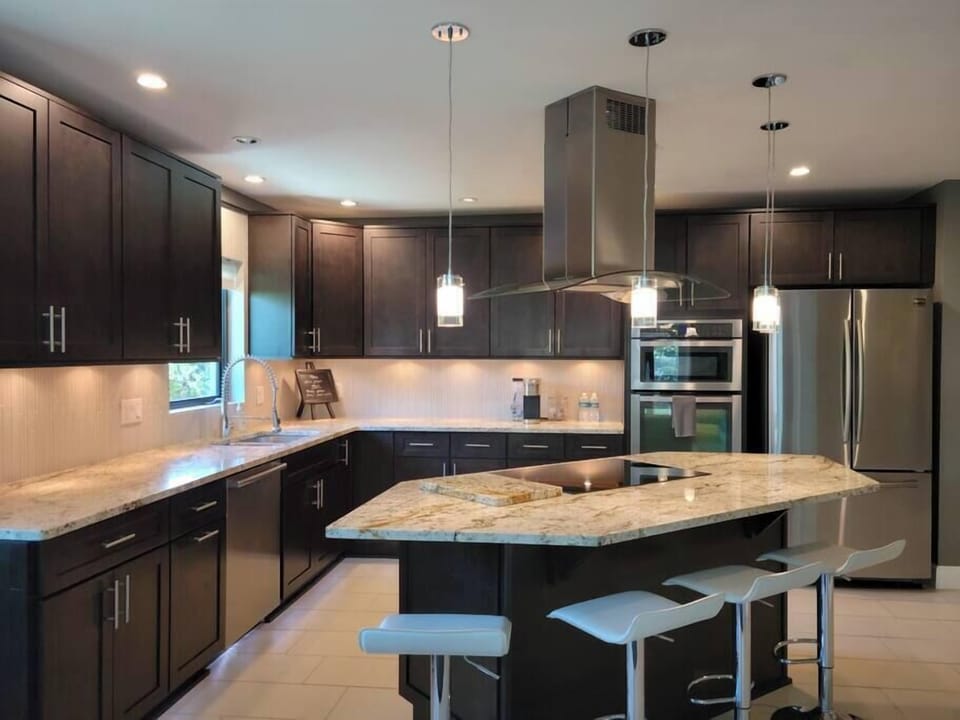 Fully stocked kitchen with new appliance and all of the essentials. 