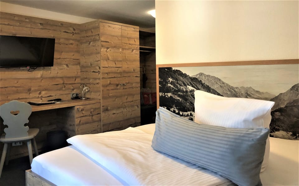 Comfort Single Room | Hypo-allergenic bedding, in-room safe, desk, free WiFi