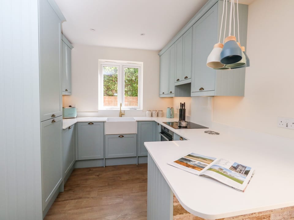 Cottage | Private kitchen | Fridge, dishwasher, electric kettle, toaster