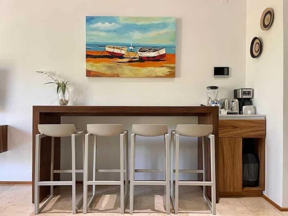 Breakfast bar with seating for 4