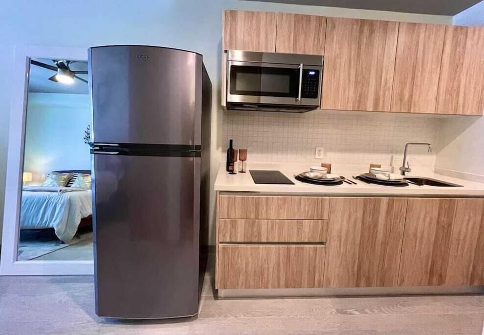 Estufa eléctrica, refrigerador, horno de microondas