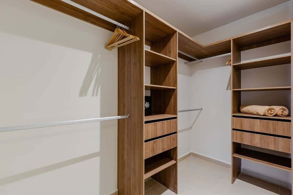 Diseñado para mantener todo organizado y a tu alcance durante la estancia.