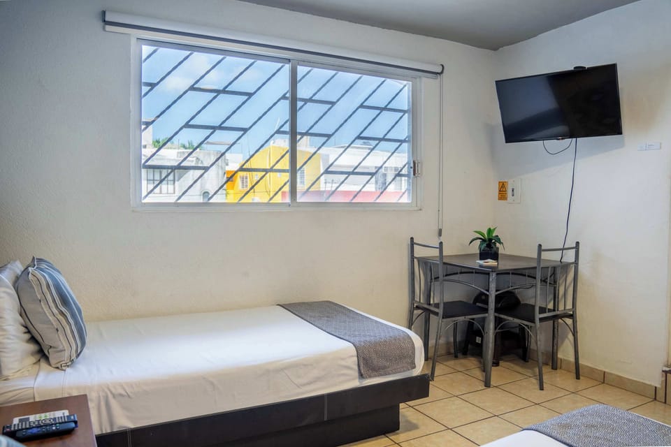 Comfortable studio with a cozy bed, dining nook and TV, a welcoming base for exploring Cancun