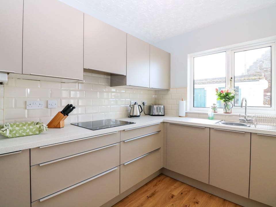 Cottage | Private kitchen | Fridge, microwave, dishwasher, electric kettle