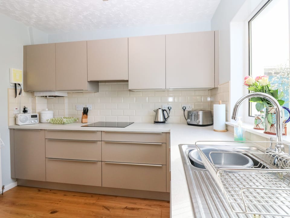 Cottage | Private kitchen | Fridge, microwave, dishwasher, electric kettle