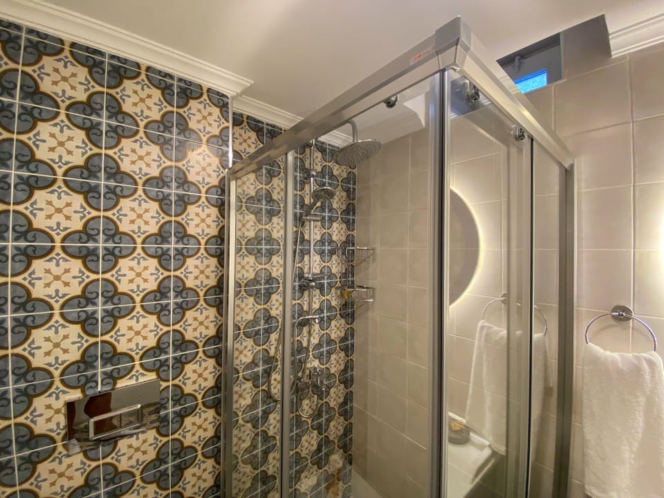 Deluxe Cumba  | Bathroom | Shower, rainfall showerhead, free toiletries, hair dryer