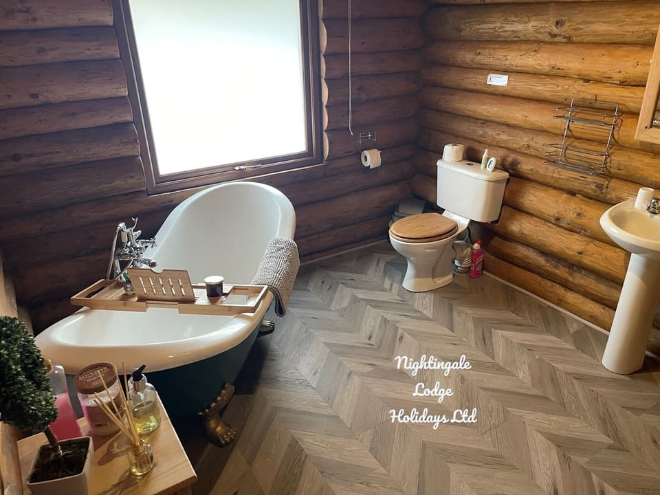 Downstairs bathroom (3)