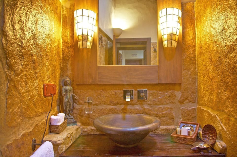 Premium Double Room | Bathroom | Shower, rainfall showerhead, free toiletries, hair dryer